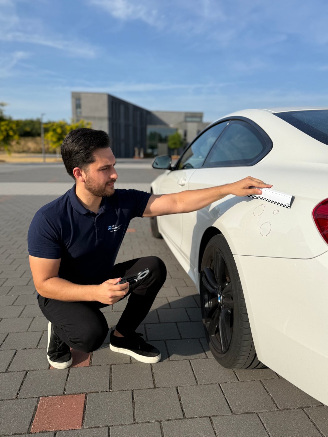 Kfz-Gutachter markiert und vermisst Lackschäden am Fahrzeug